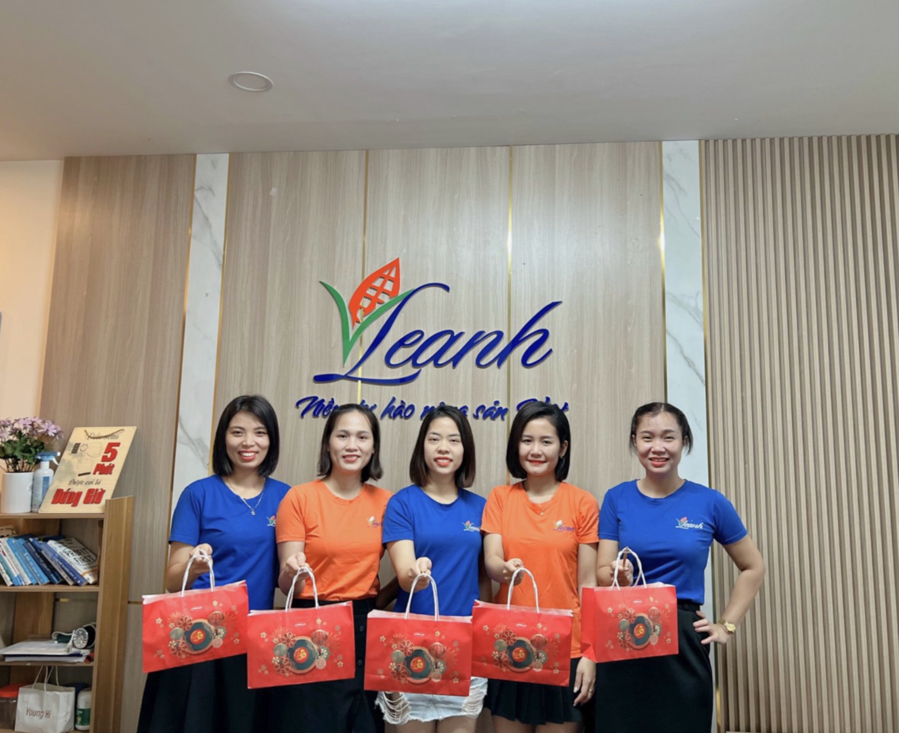 TRI ÂN KHÁCH HÀNG CÔNG TY NÔNG SẢN LÊ ANH HƯỚNG VỀ MỘT TRUNG THU ẤM ÁP